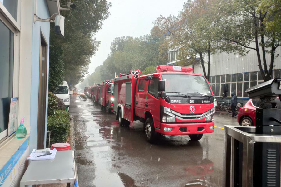 7辆崭新的东风水罐消防车一字排开