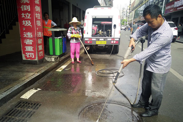 长安路面清洗车正在清洗路面井面