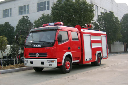东风D7多利卡3-4吨水罐消防车
