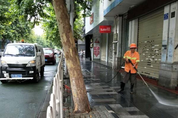 行道专用清洗车，路的边沿都可以洗得到