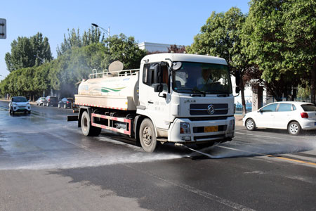 夏日炎炎气温高，洒水车来帮“退烧”