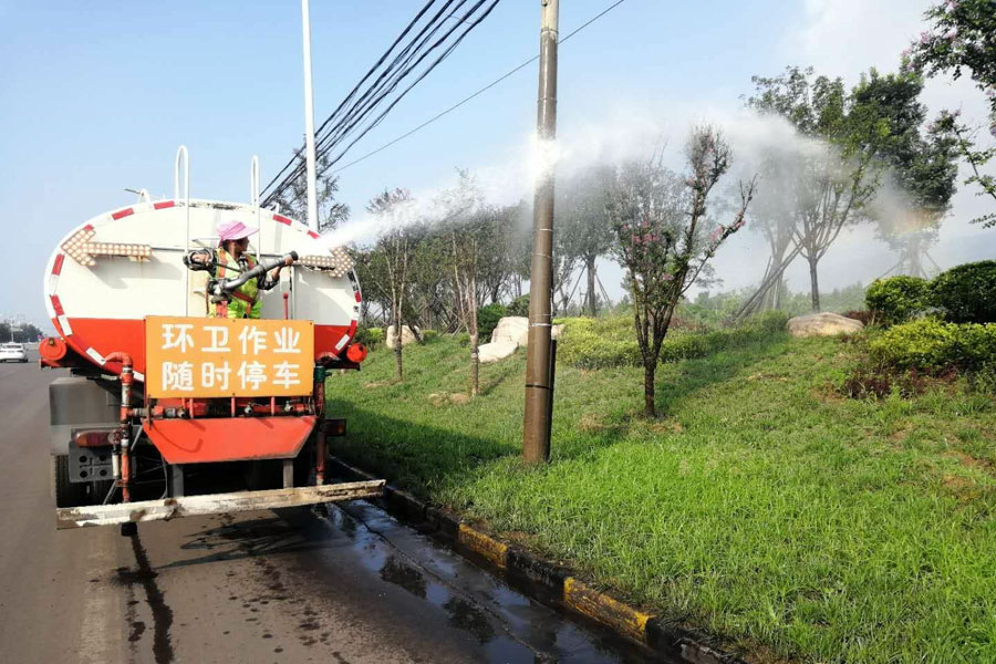 八月高温持续，洒水车喷洒浇灌护绿忙(图1)