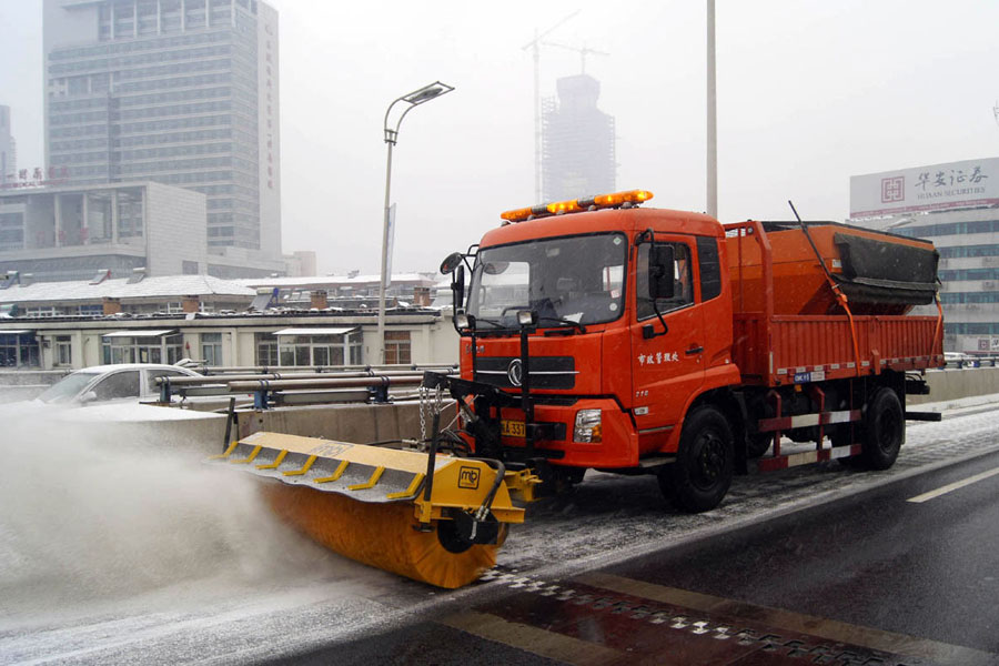 滚刷扫雪车