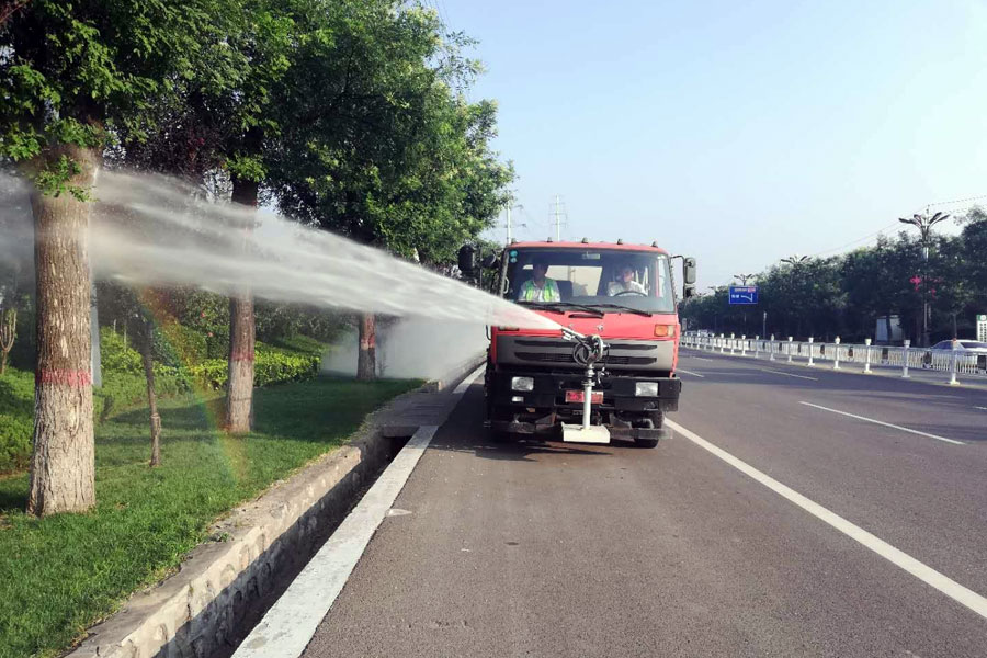 八月高温持续，洒水车喷洒浇灌护绿忙(图2)