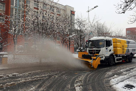 清扫车加装扫雪滚刷助力郑大机械化除雪