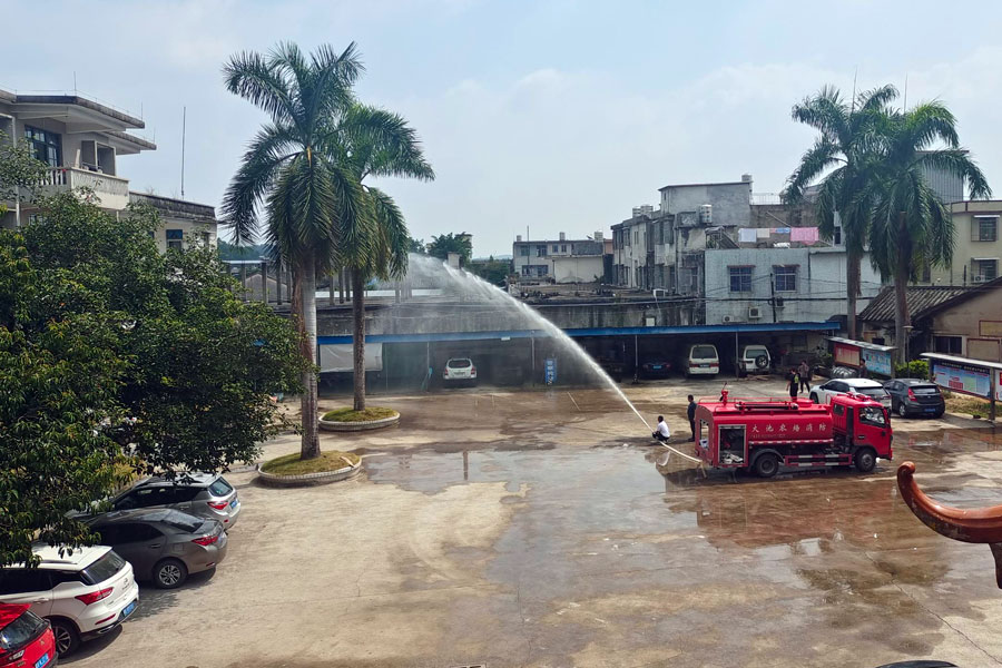 向大池农场消防站交付使用新消防洒水车(图1)