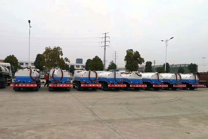 东风5立方吸粪车批量交车