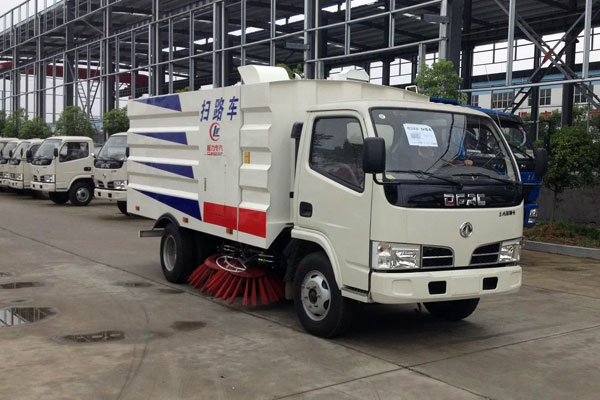 带有DPF的国五东风扫路车