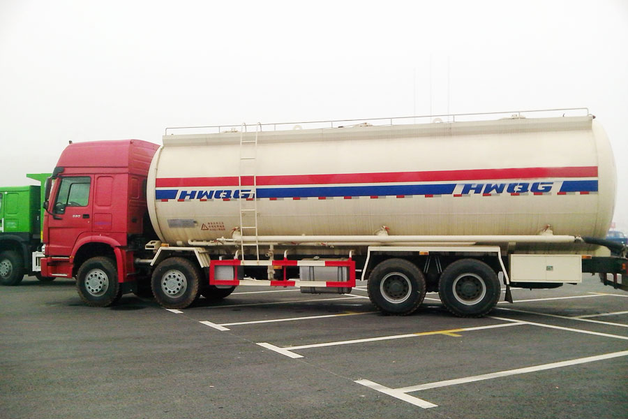 重汽前四后八散装水泥车