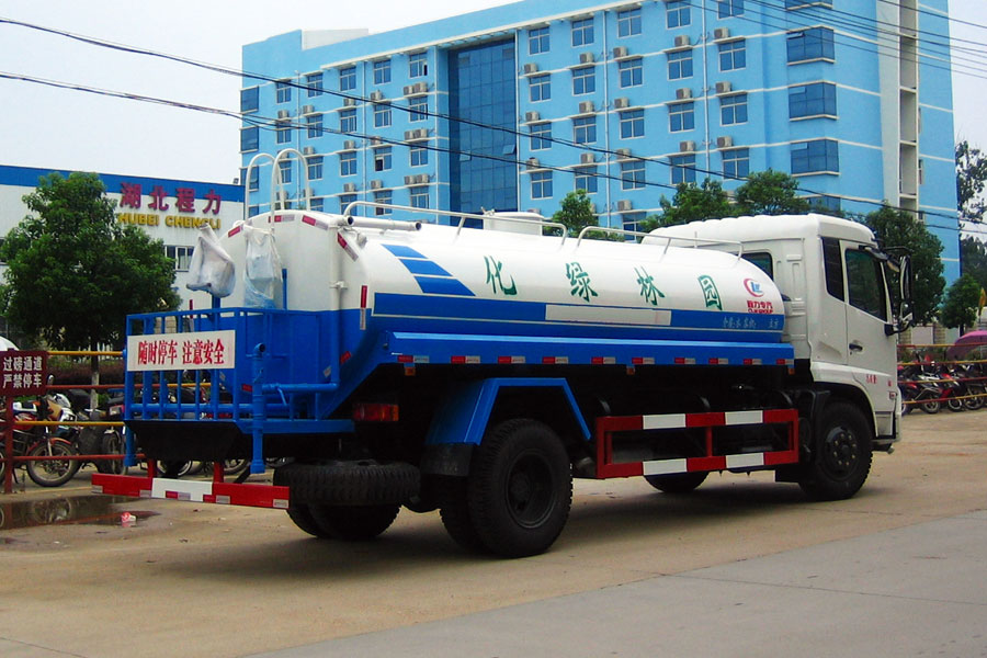 东风12吨洒水车