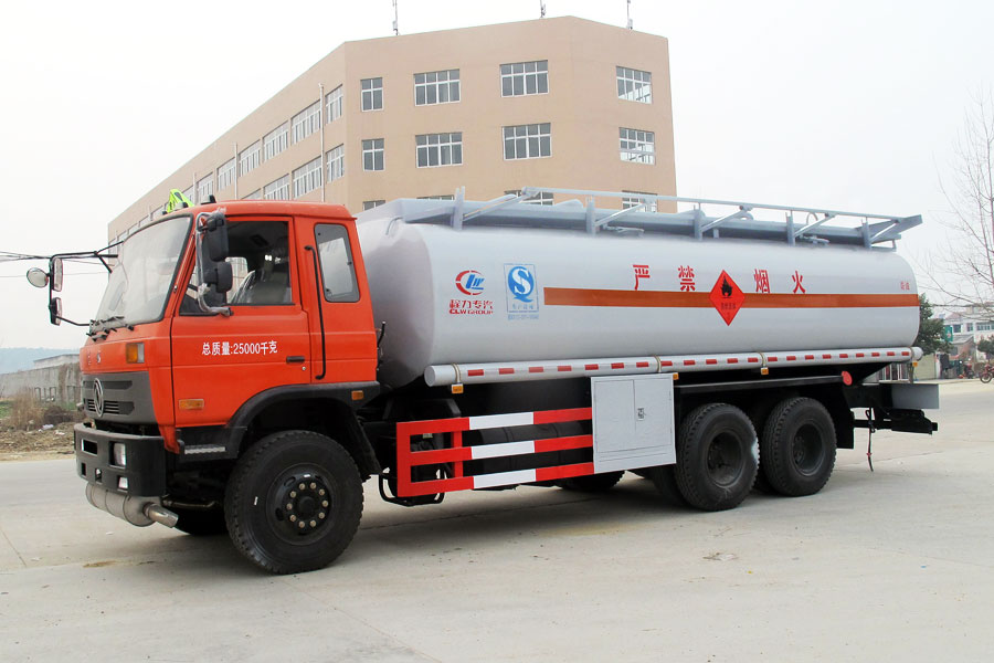 东风后八轮油罐车
