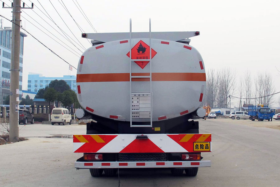 东风双桥18吨运油车